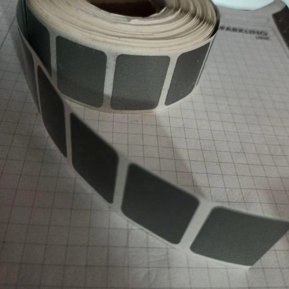 Detalle de un rollo de etiquetas VOID de seguridad