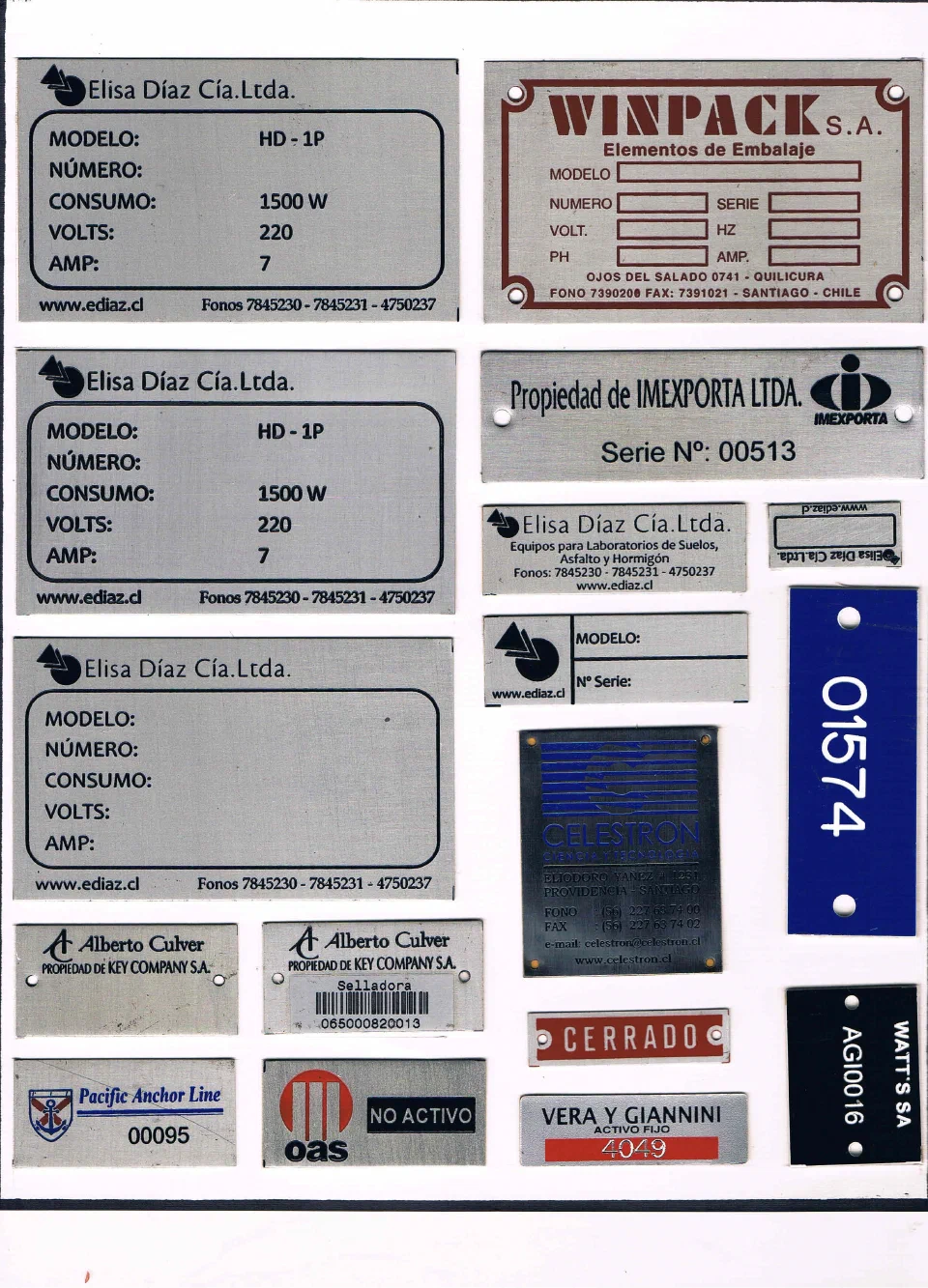 Muestras de placas metálicas con información técnica y numeración