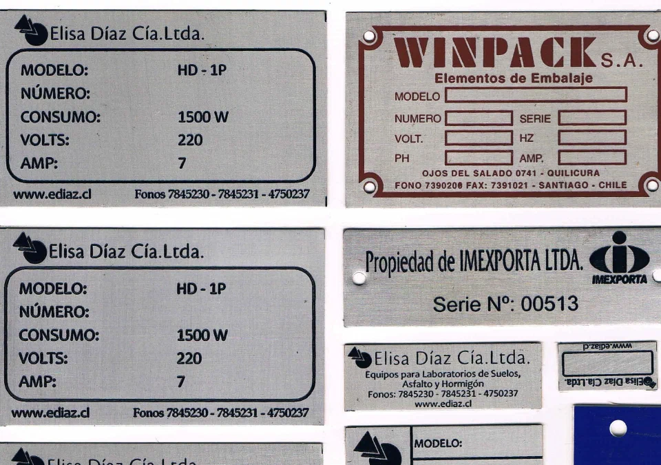 Placas metálicas con campos de modelo, serie y consumo para equipos industriales